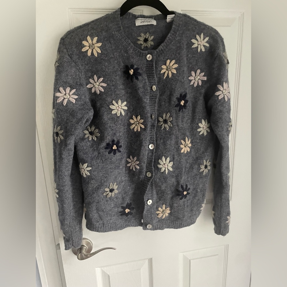 Vintage women’s Lord and Taylor wool sweater embroidered flowers cardigan